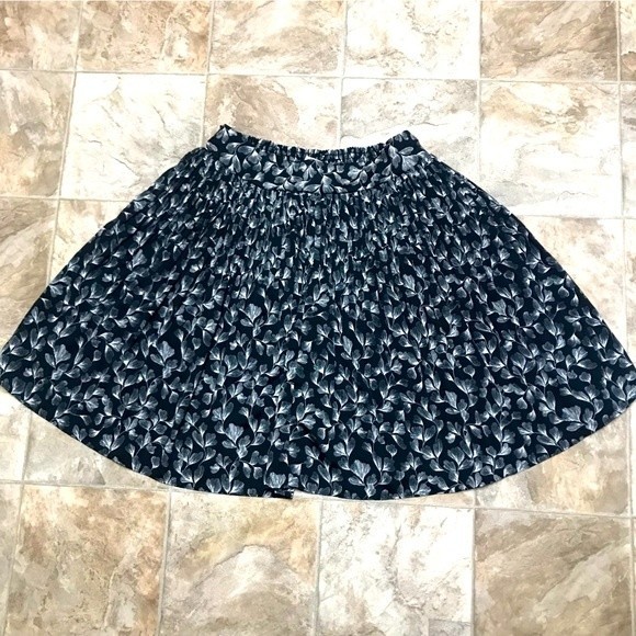 Merona Dresses & Skirts - Merona black and white leaf pleated skirt size large
